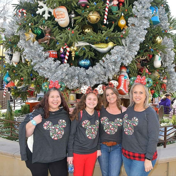 A FAMILY THAT DISNEY'S TOGETHER STAYS TOGETHER - Picture 9 of 9